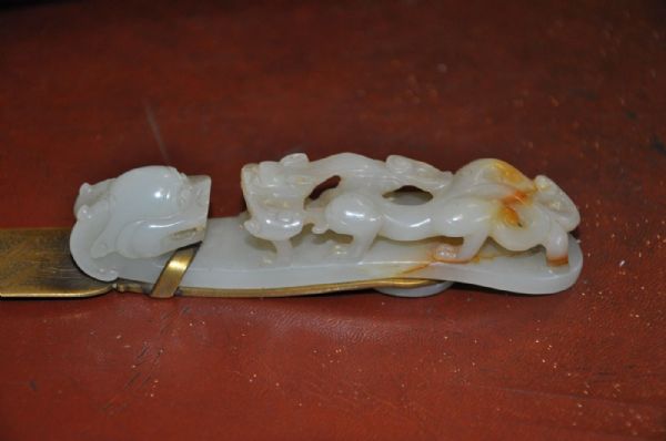 A CHINESE PALE CELADON JADE BELT HOOK