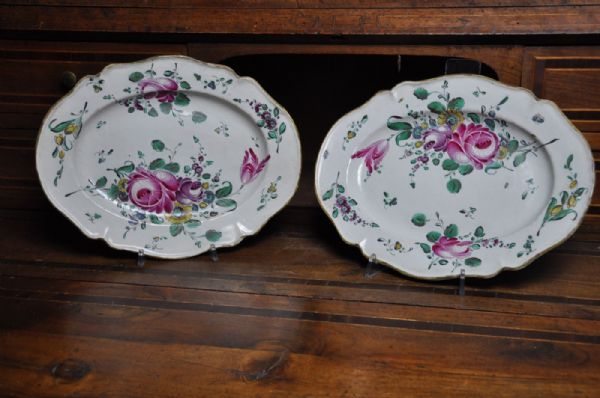 Pair of shaped oval plates, Pesaro, 18th century