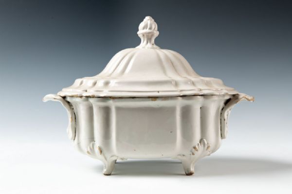 Rare Sassuolo soup tureen, Dallari manufacture