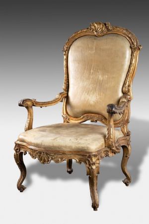 Fauteuil en bois sculpté et doré 18ème siècle
    