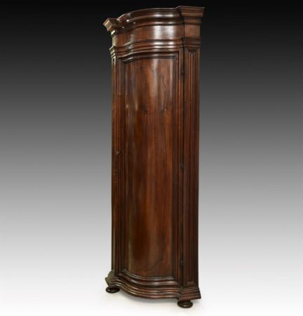 Important Lombardy-Veneto corner cabinet, 17th-18th century