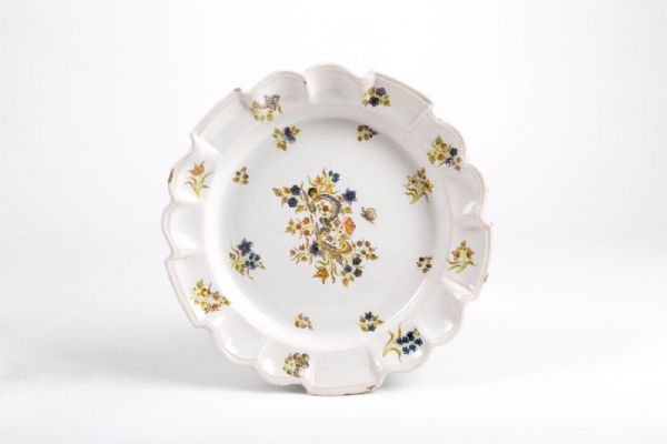 Rare plate in Sassuolo majolica, Dallari manufacture 18th century
    