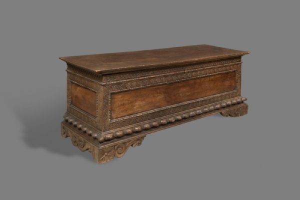 Important 17th century Parma chest
