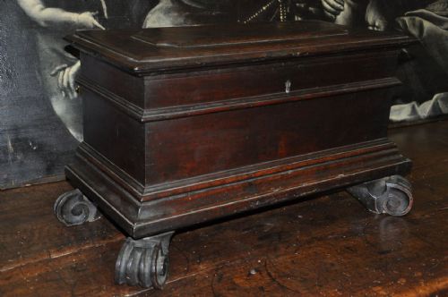 Small Bolognese chest, 17th century.