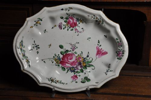 Plat ovale en forme de Pesaro décorum rose Sec. XVIII