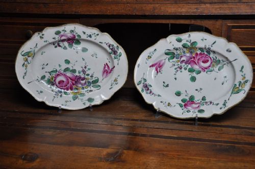 Pair of shaped oval plates, Pesaro, 18th century