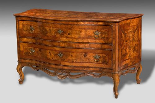 Elegant chest of drawers, Venice 18th century.