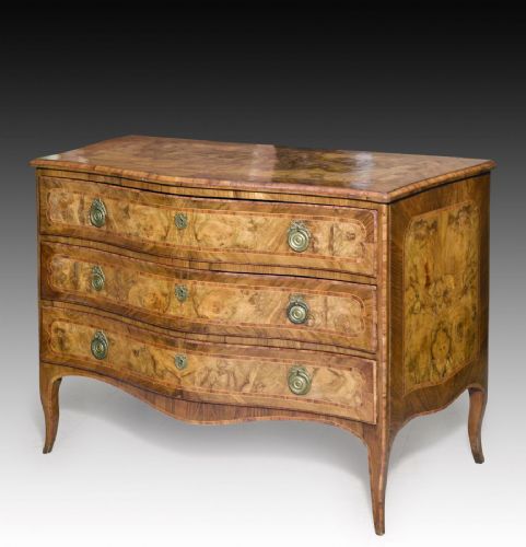 Elegant XVIII century chest of drawers
    