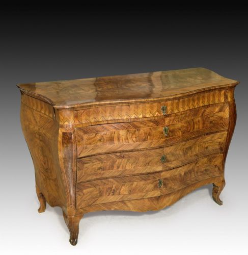 Important 18th century Modena chest of drawers
    