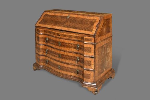 Giuseppe Preti (Rolo, 1692-1770) Drop-front desk