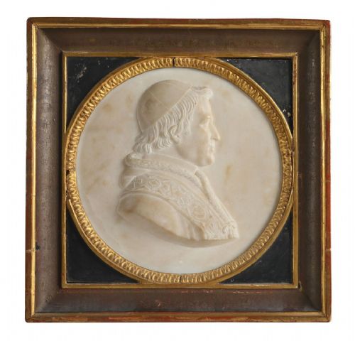 Bajorrelieve en mármol que representa al Papa Pío IX