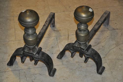Paire de chenets en fer forgé et en bronze. Bologne XVIe et XVIIe siècles