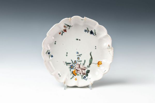 Тарелка из майолики сассуоло 18 век, мануфактура Даллари, Пьетро Лей
    