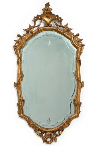 Elegante espejo veneciano del siglo XVIII.
    